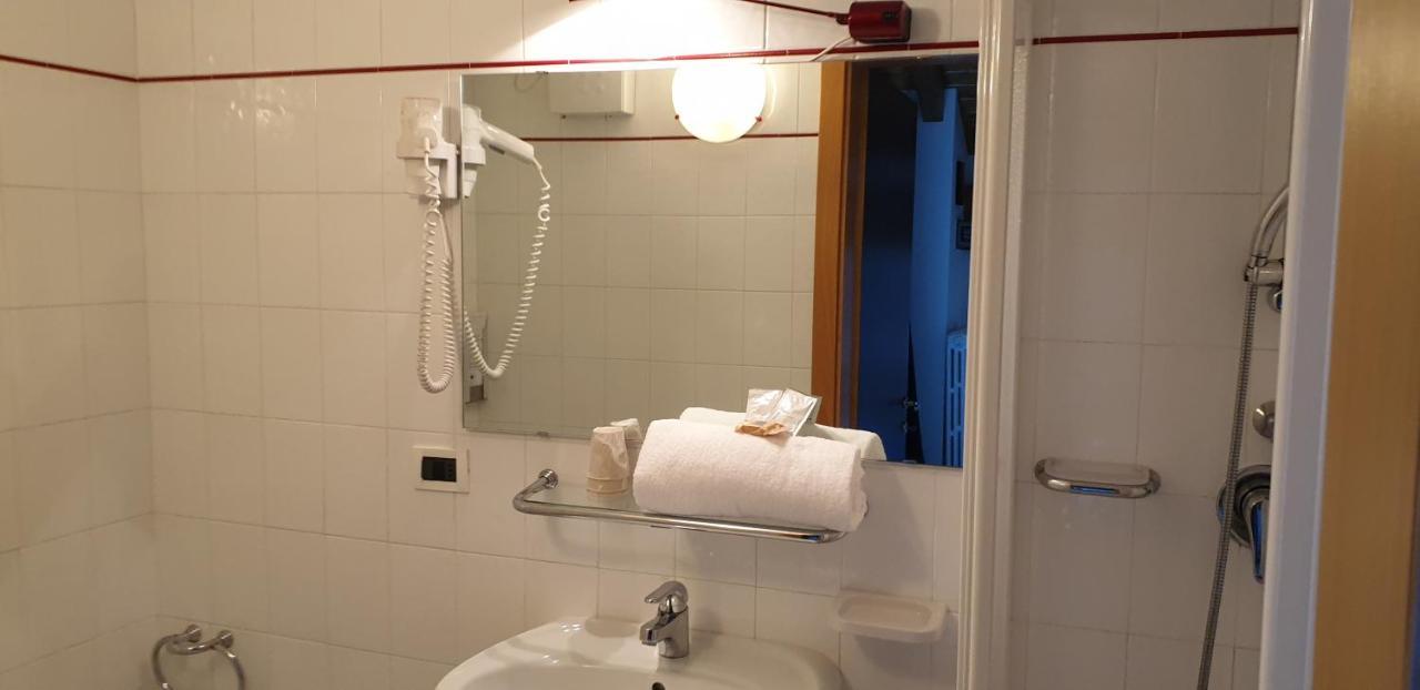 Hotel Martinella Фолгария Екстериор снимка